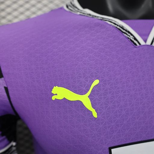 BVB Dortmund 2025-2026 Goalkeeper player image 5