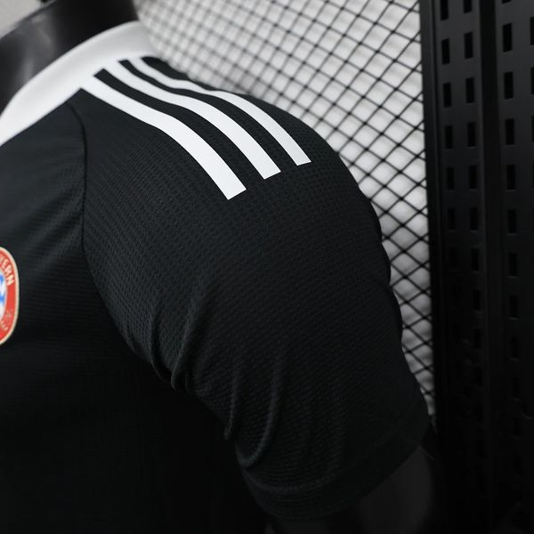 Bayern M?nchen 2024-2025 Goalkeeper player image 4