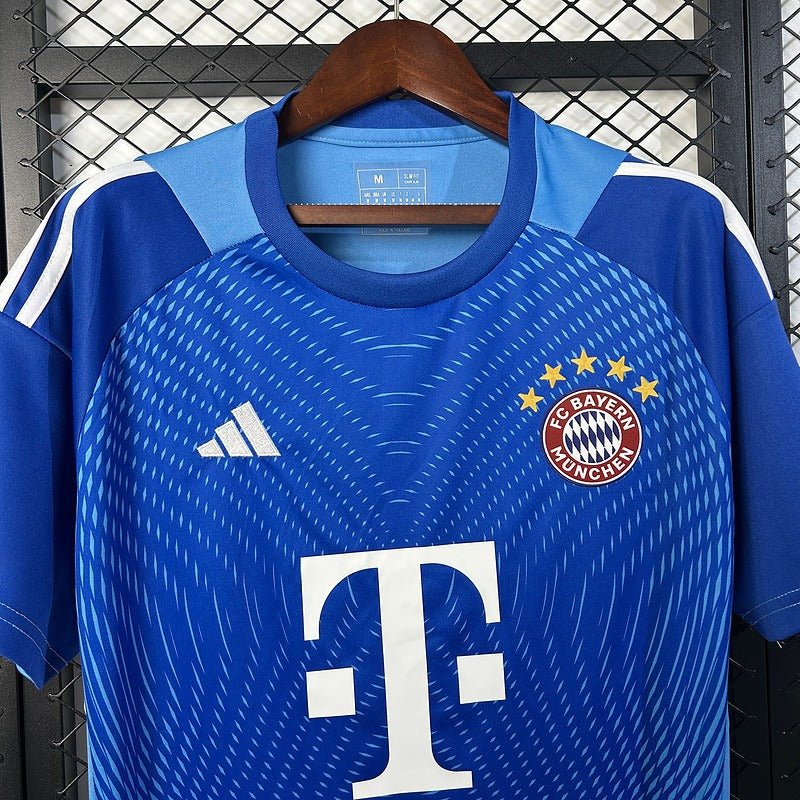 Bayern M?nchen 2025-2026 goalkeeper image 3