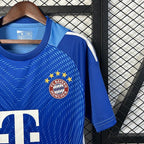 Bayern M?nchen 2025-2026 goalkeeper image 4