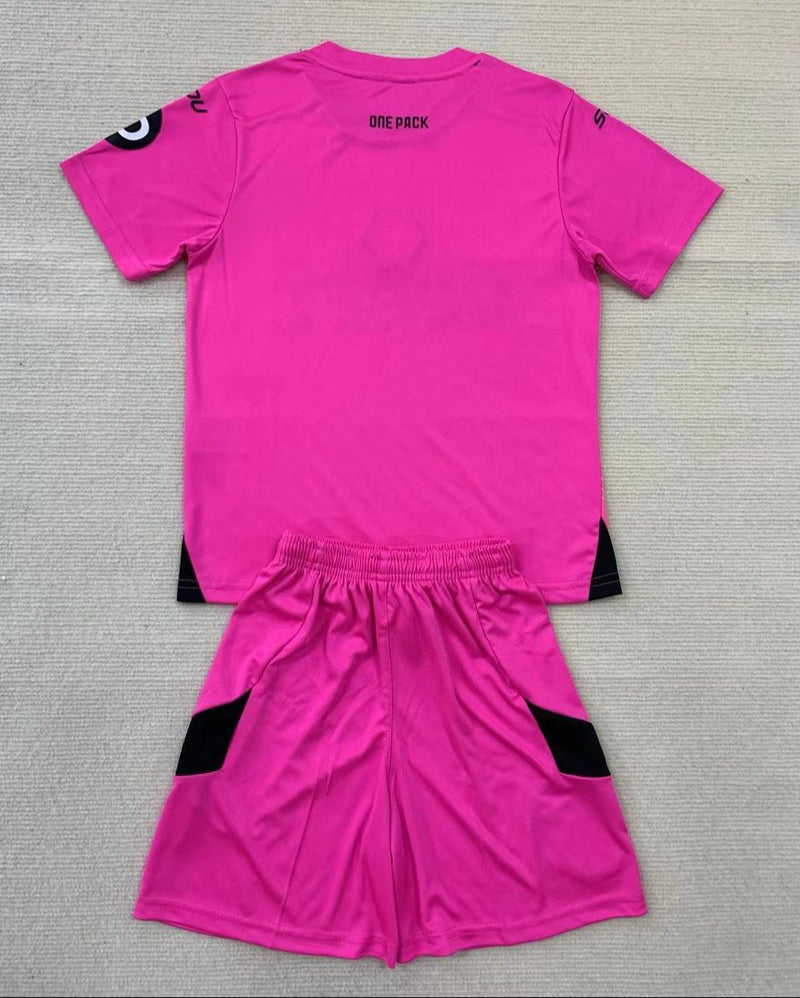Kids Wolverhampton Wanderers pink GK Jersey image 2