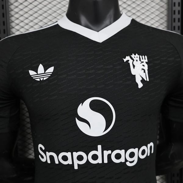 Manchester United 2024-2025 Goalkeeper player image 3