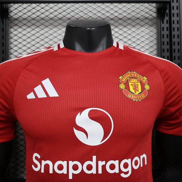 Manchester United 2024-2025 home player image 3