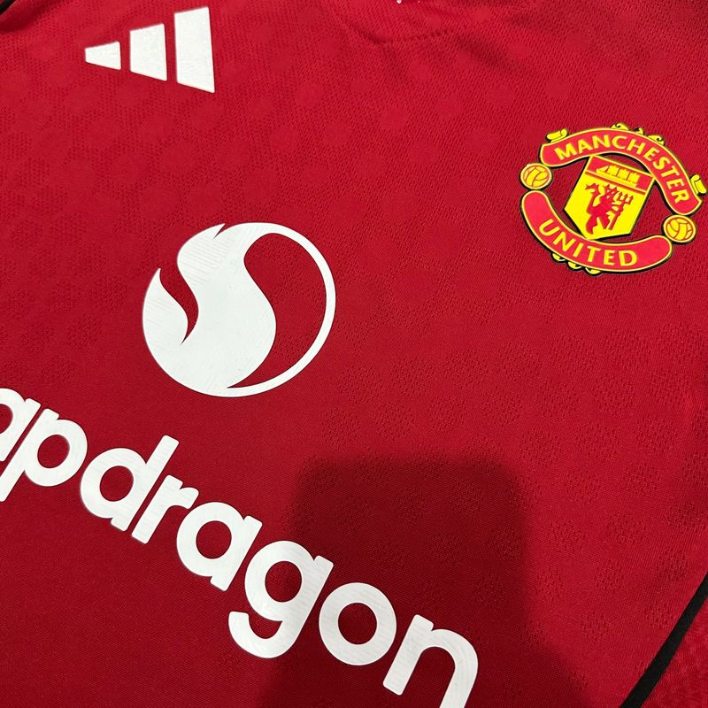 Manchester United 2025-2026 home player image 3
