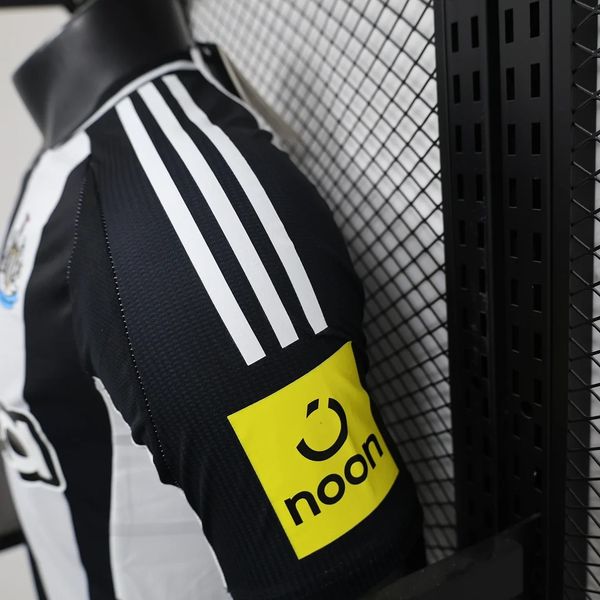 Newcastle United 2024-2025 home player image 8