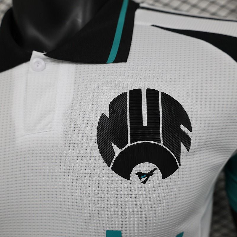Newcastle United 2024-2025 second away player image 6