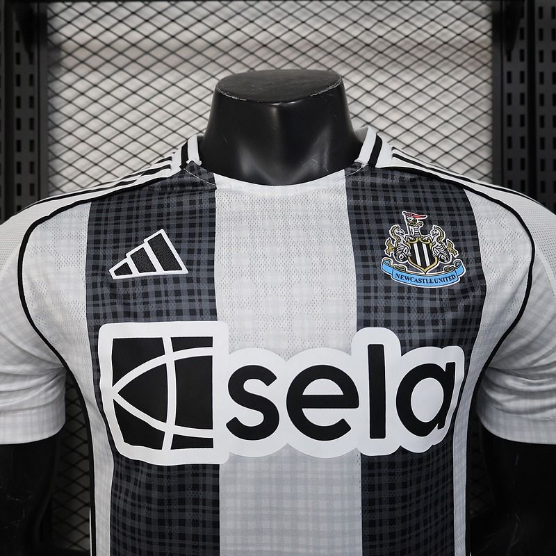 Newcastle United 2025-2026 home player image 3
