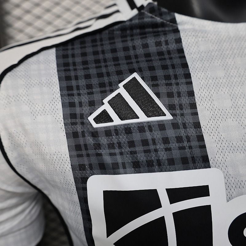 Newcastle United 2025-2026 home player image 4