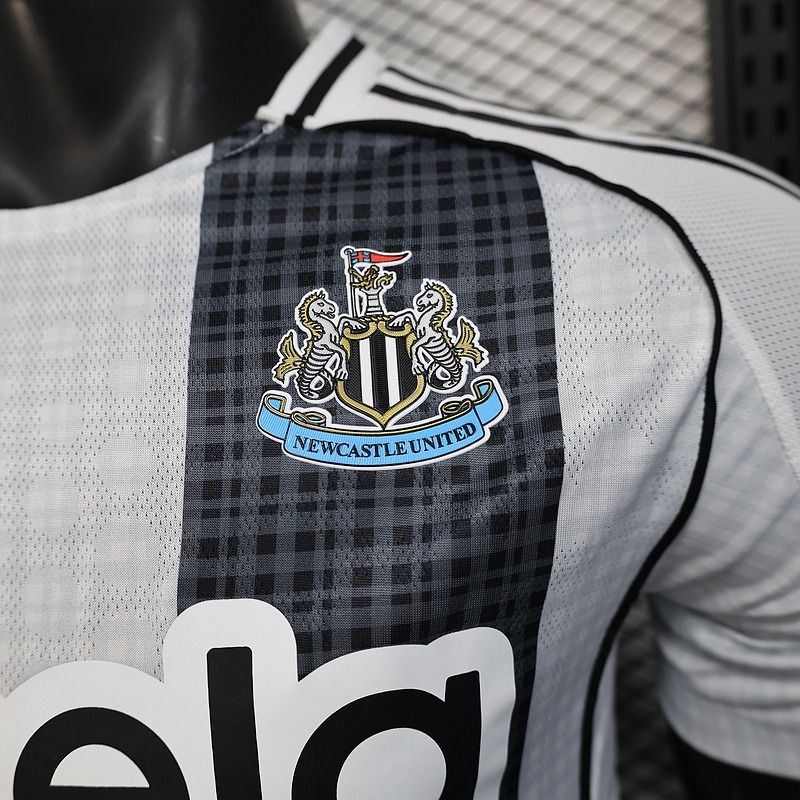 Newcastle United 2025-2026 home player image 5