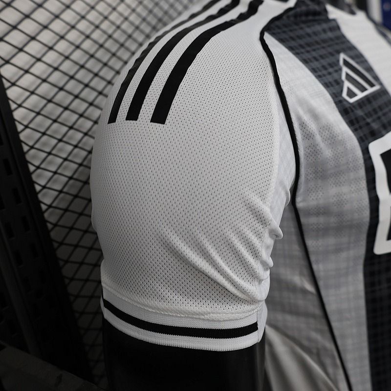 Newcastle United 2025-2026 home player image 7