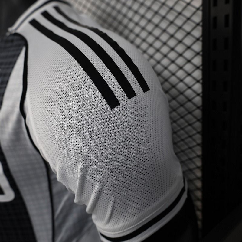 Newcastle United 2025-2026 home player image 8