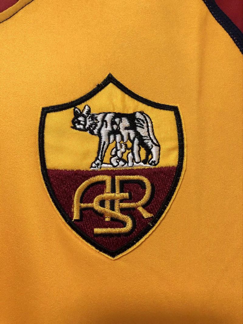 Retro AS Roma 2000-2001 home image 2