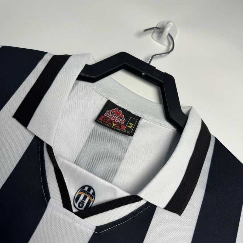 Retro Juventus 1994-1995 home image 3