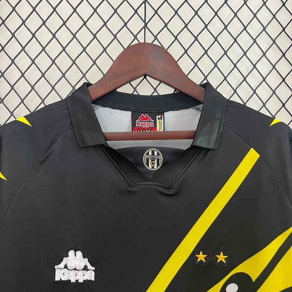 Retro Juventus 1996-1997 third away image 3