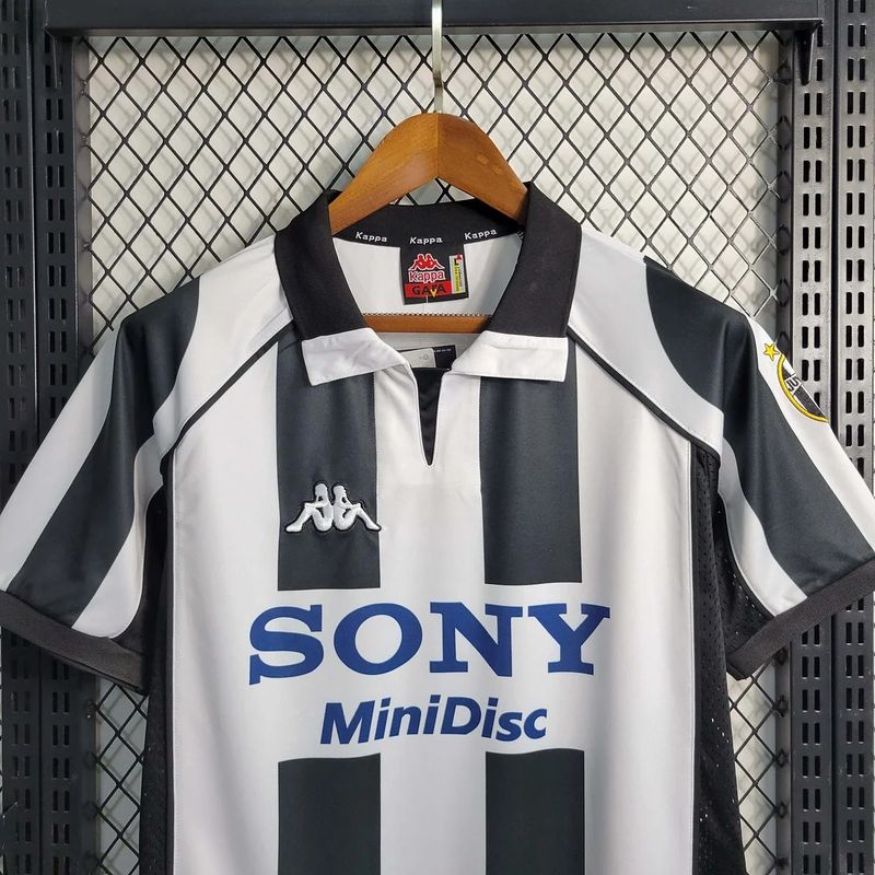 Retro Juventus 1997-1998 home image 3
