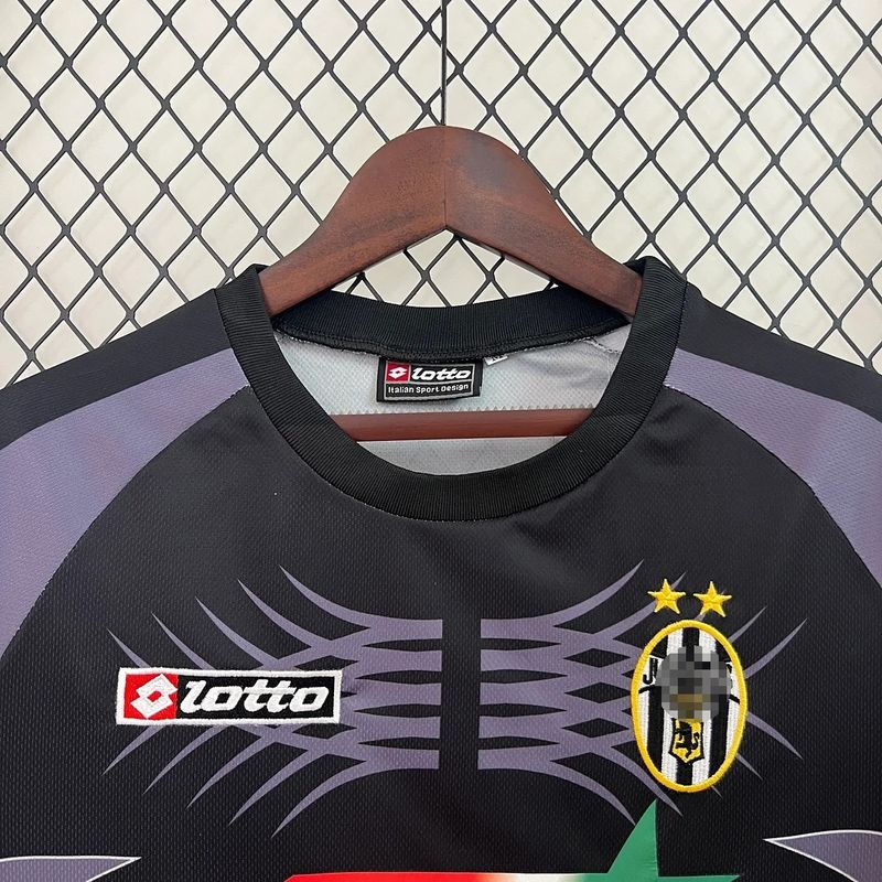 Retro Juventus 2001-2002 away image 3