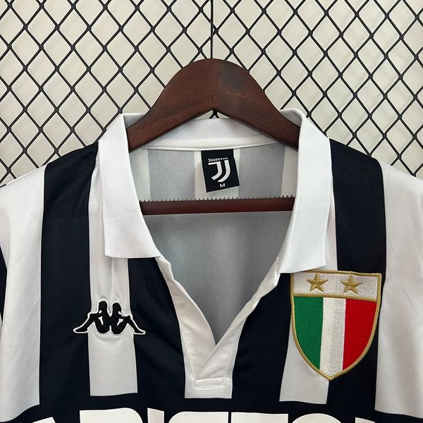 Retro Juventus 2001-2002 home image 3