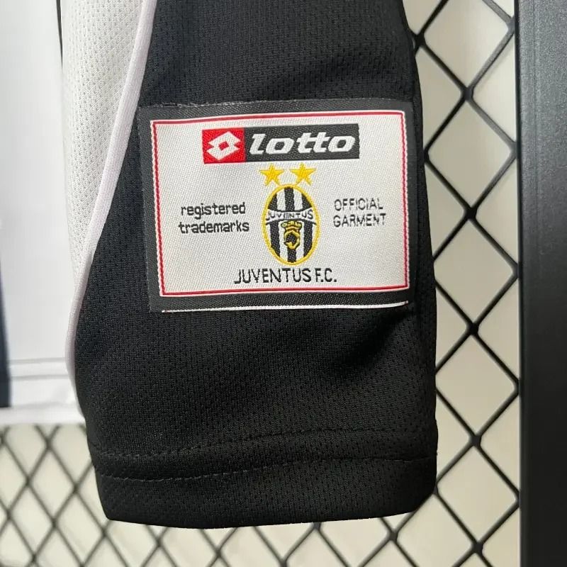 Retro Juventus 2002-2003 home image 8