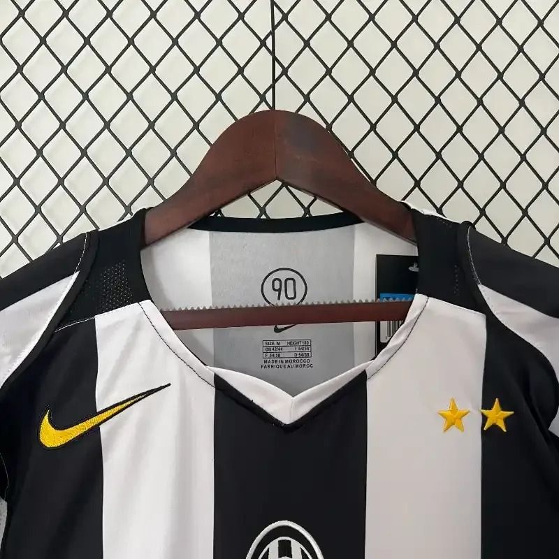 Retro Juventus 2004-2005 home image 3