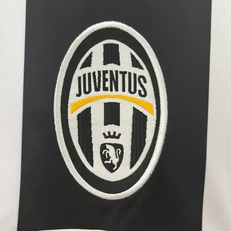 Retro Juventus 2004-2005 home image 6