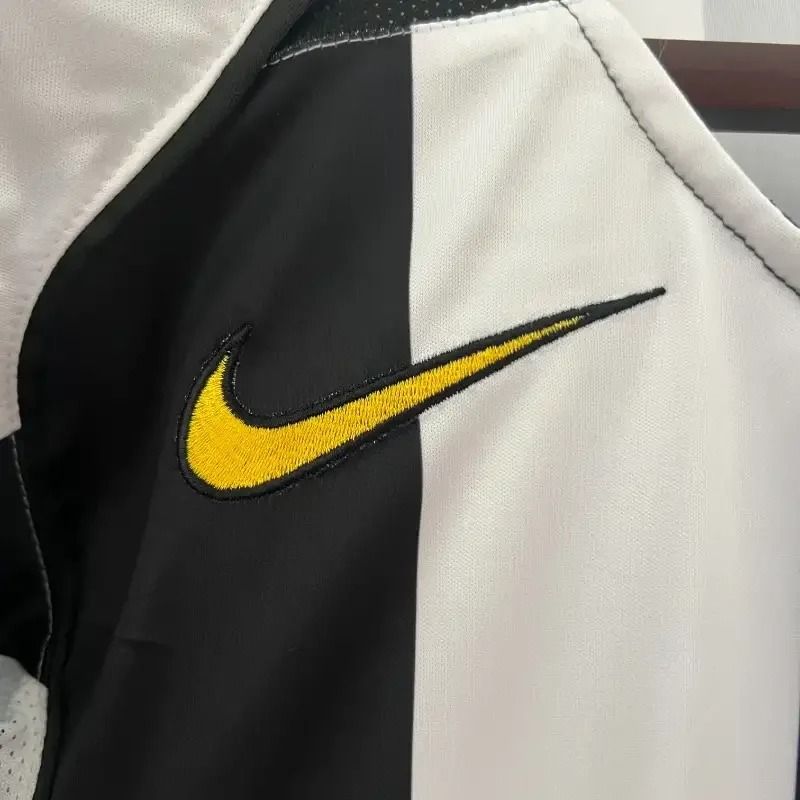 Retro Juventus 2004-2005 home image 7
