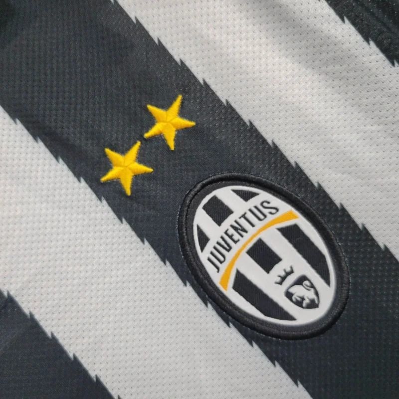 Retro Juventus 2010-2011 home image 4