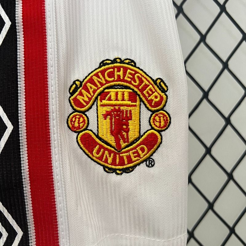 Retro Kids Manchester United 1998-1999 home image 7