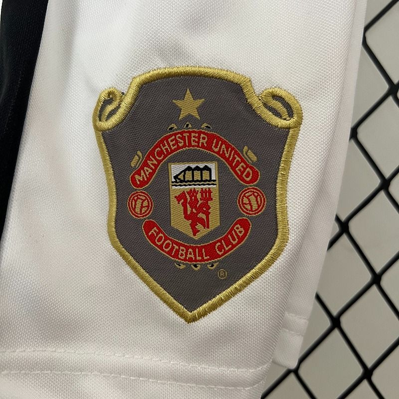 Retro Kids Manchester United 1999-2000 home image 9