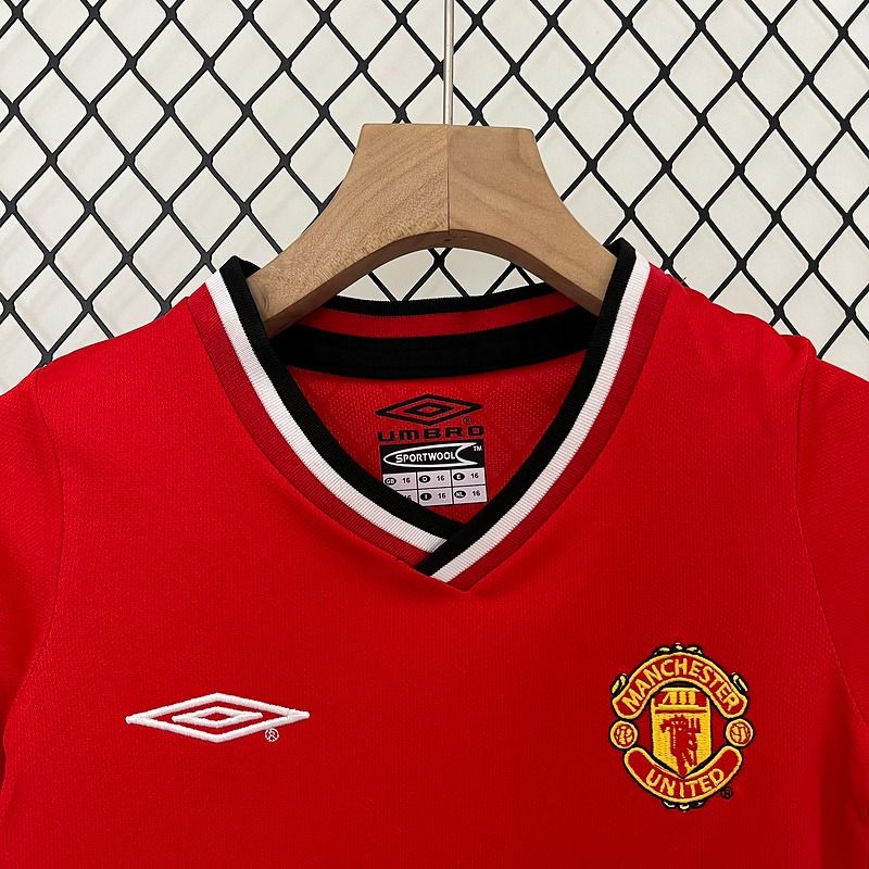 Retro Kids Manchester United 2000-2001 home image 3