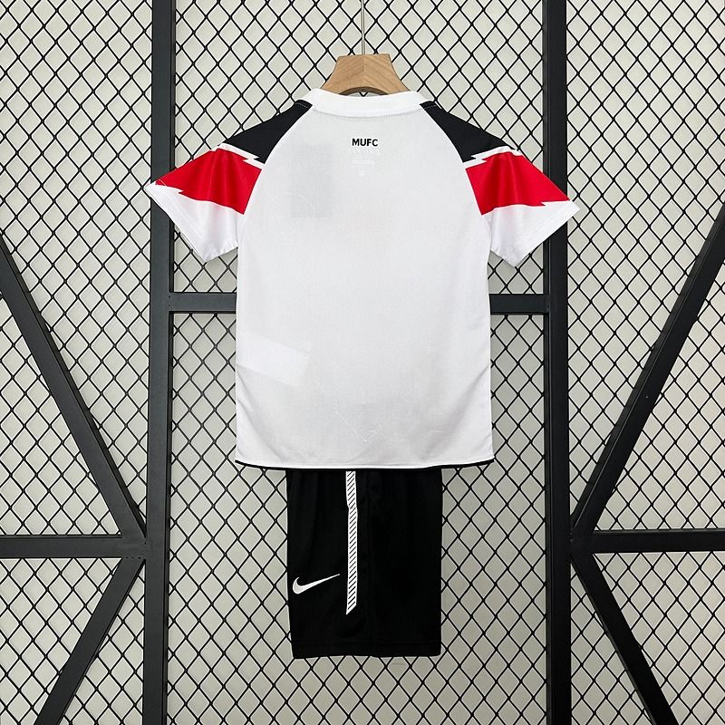 Retro Kids Manchester United 2010-2011 away image 4