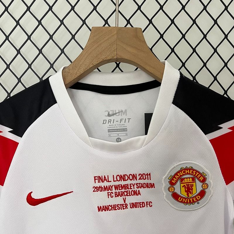Retro Kids Manchester United 2010-2011 away image 5