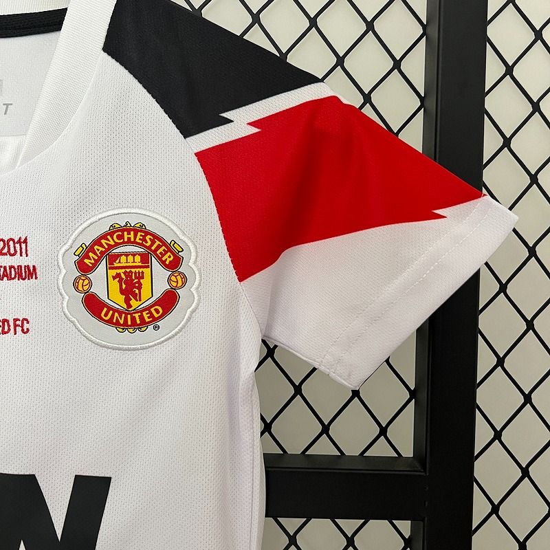 Retro Kids Manchester United 2010-2011 away image 8