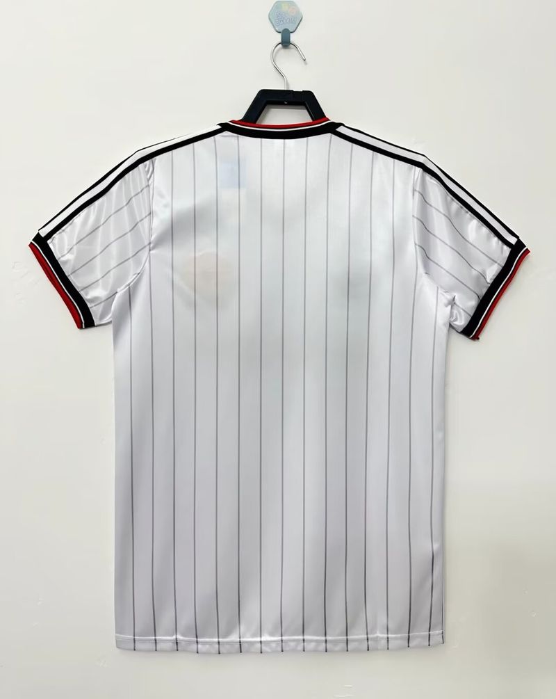 Retro Manchester United 1983 away image 2
