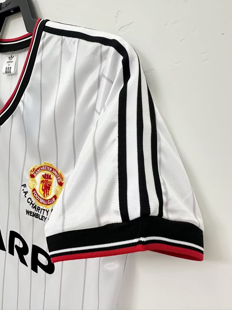 Retro Manchester United 1983 away image 4