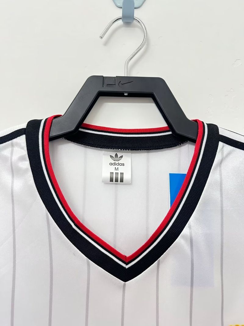 Retro Manchester United 1983 away image 5
