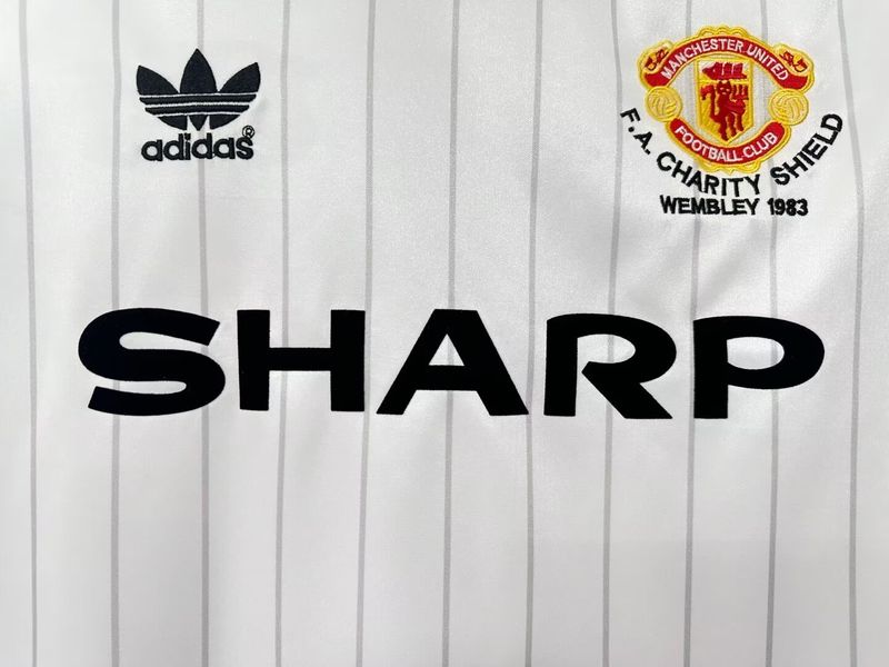 Retro Manchester United 1983 away image 7