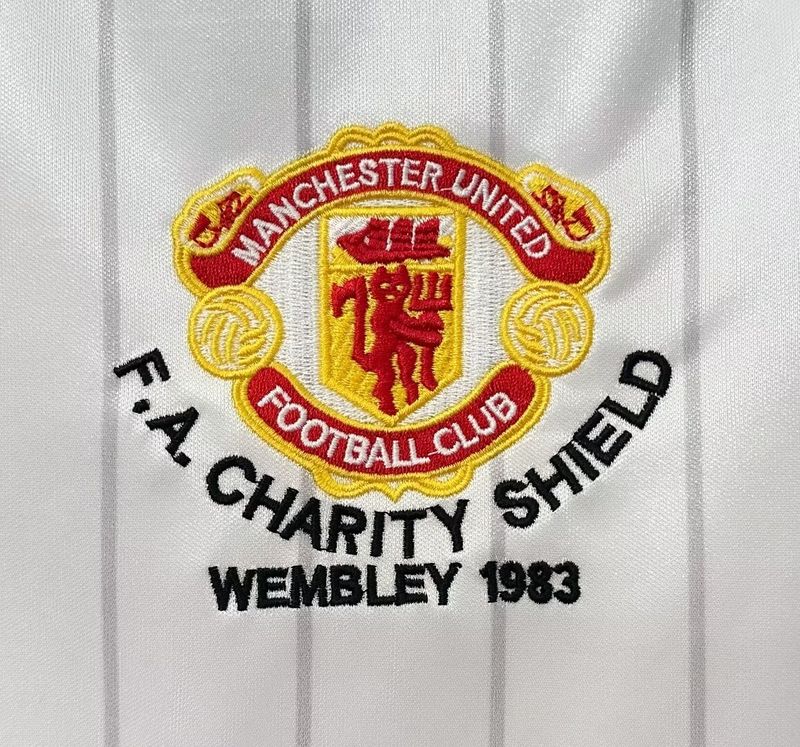 Retro Manchester United 1983 away image 8