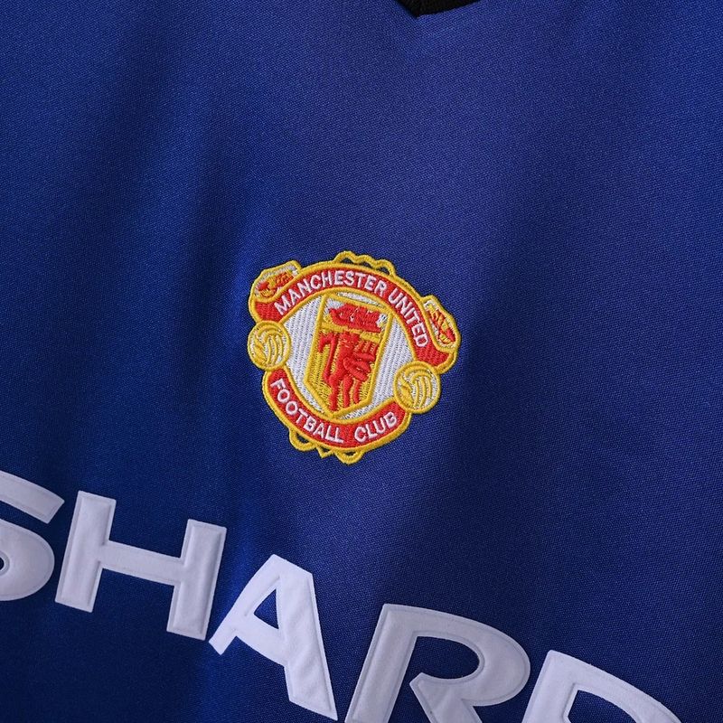 Retro Manchester United 1984 third away image 6