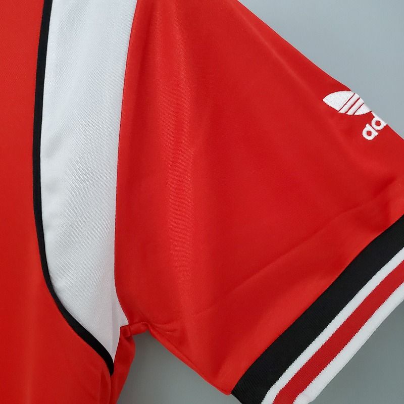 Retro Manchester United 1985-1986 home image 8