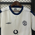 Retro Manchester United 2000-2001 away image 3