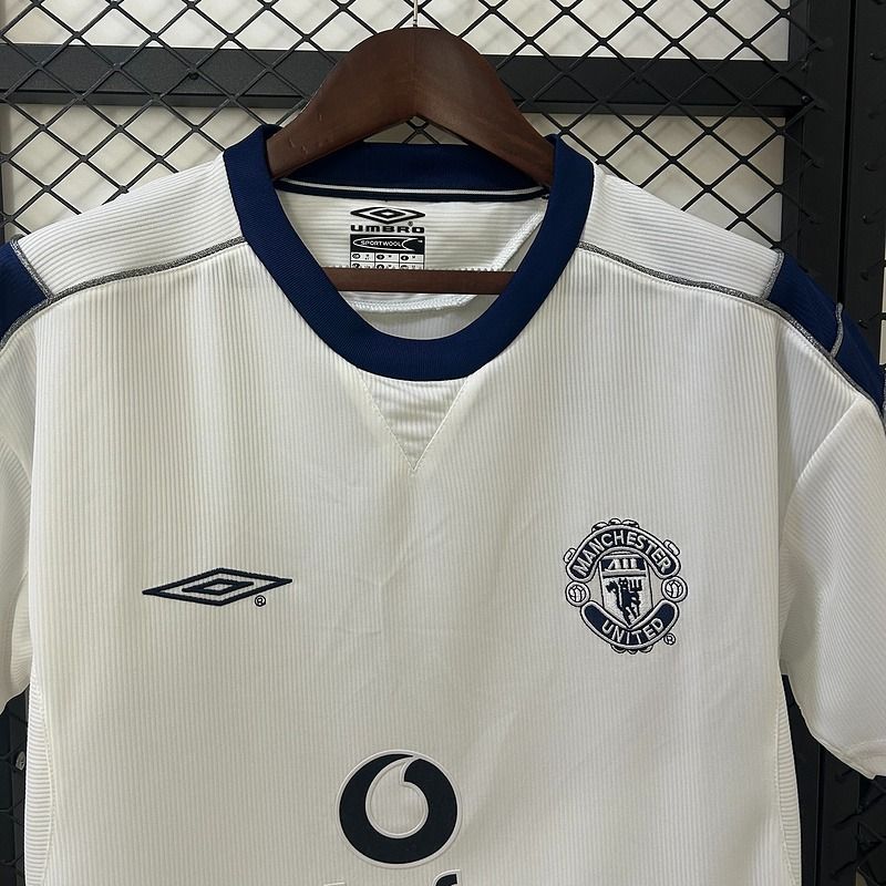 Retro Manchester United 2000-2001 away image 3