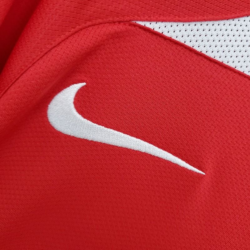 Retro Manchester United 2005-2006 home image 6