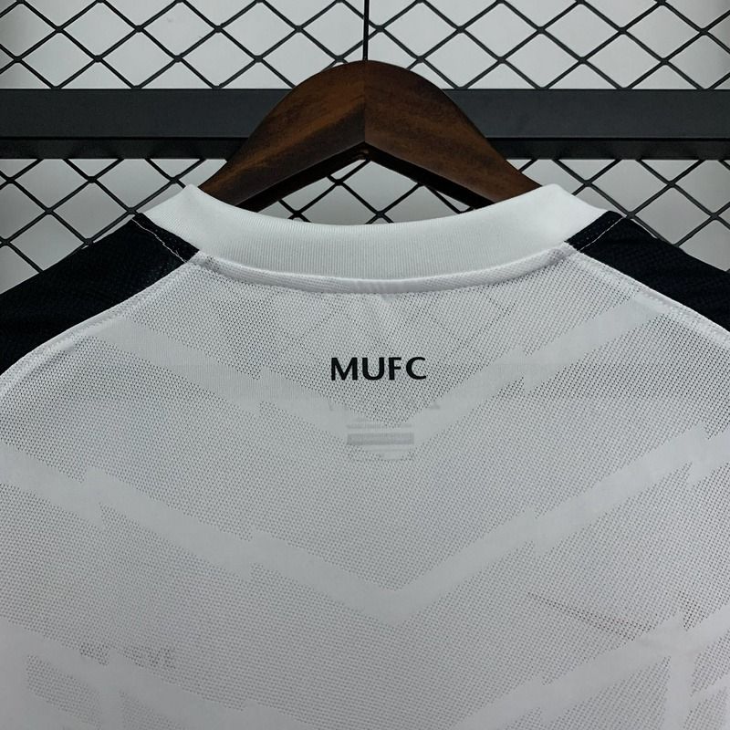 Retro Manchester United 2010-2011 away image 4