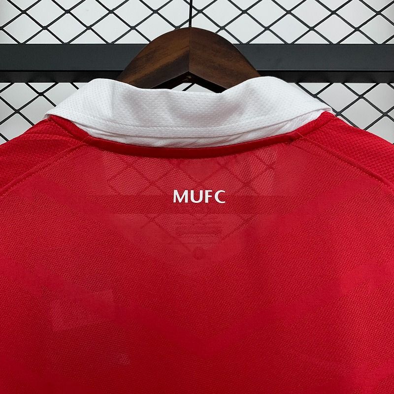 Retro Manchester United 2010-2011 home image 4