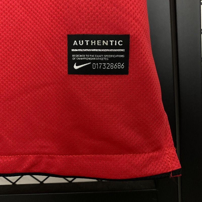 Retro Manchester United 2010-2011 home image 7