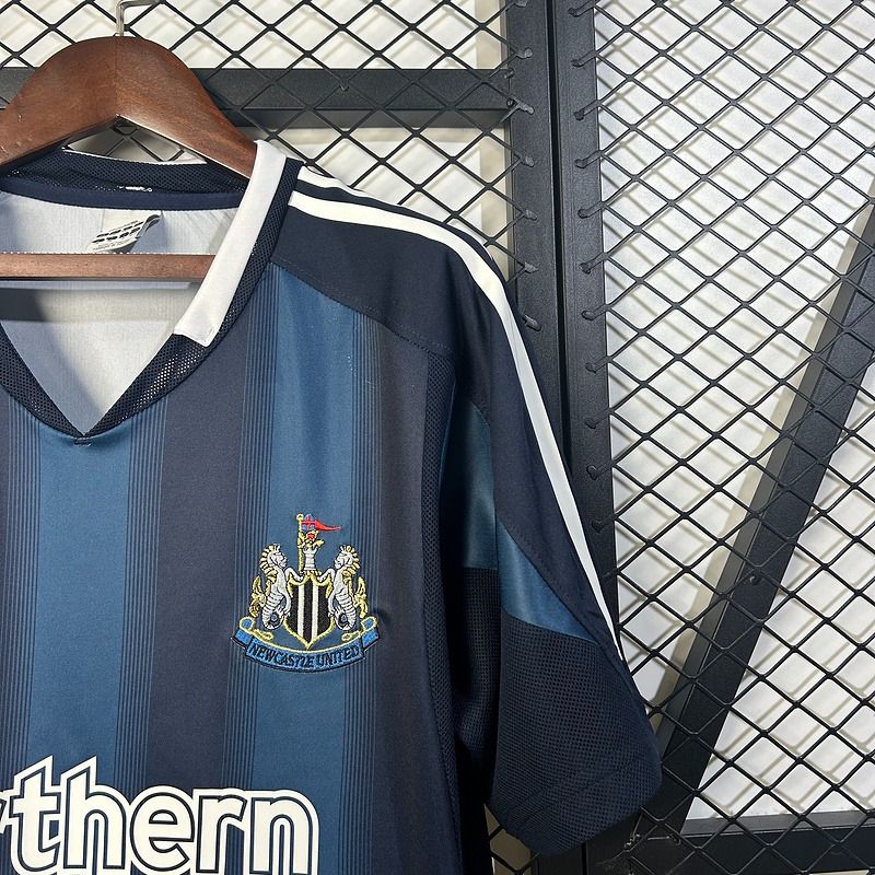 Retro Newcastle United 2005-2006 away image 6