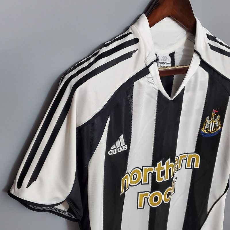 Retro Newcastle United 2005-2006 home image 3