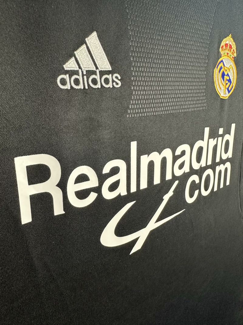 Retro Real Madrid 2001-2002 away image 8