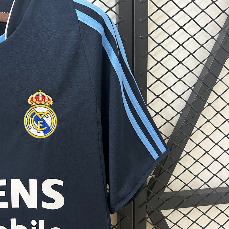 Retro Real Madrid 2003-2004 away image 7