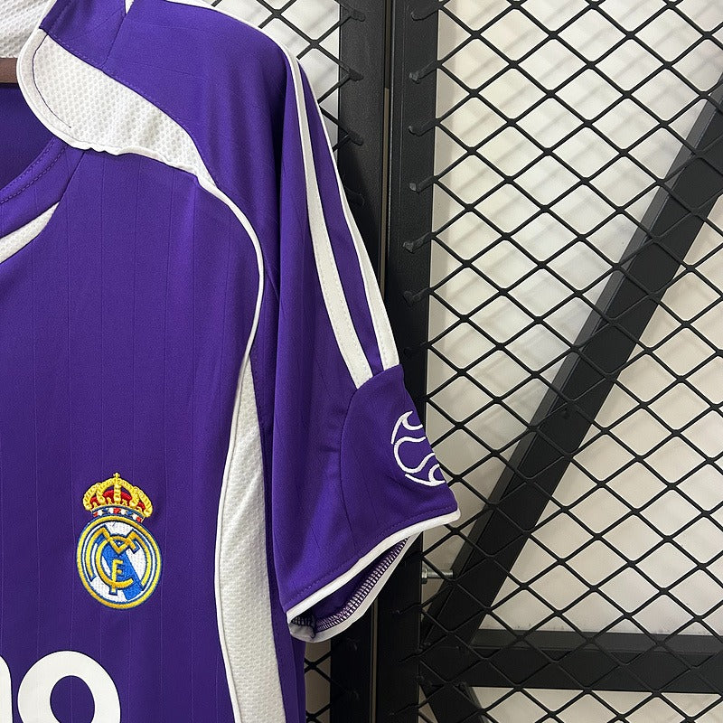 Retro Real Madrid 2006-2007 third away image 8